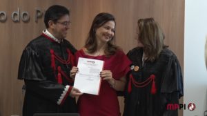 TrÊs pessoas se olhando