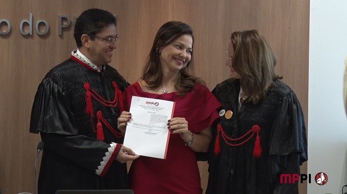 TrÊs pessoas se olhando