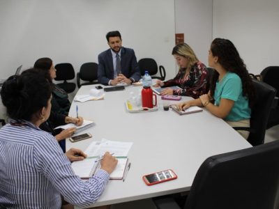 Pessoas reunidas em volta de uma mesa