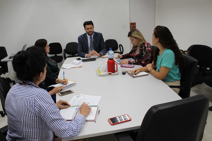 Pessoas reunidas em volta de uma mesa