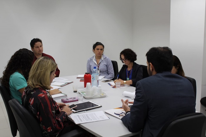 Pessoas reunidas em volta de uma mesa