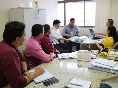 Pessoas reunidas em volta de uma mesa
