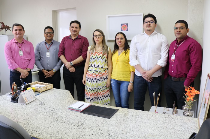Pessoas de pé posando para foto
