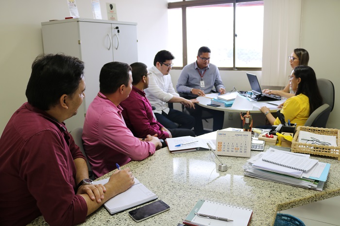 Pessoas reunidas em volta de uma mesa