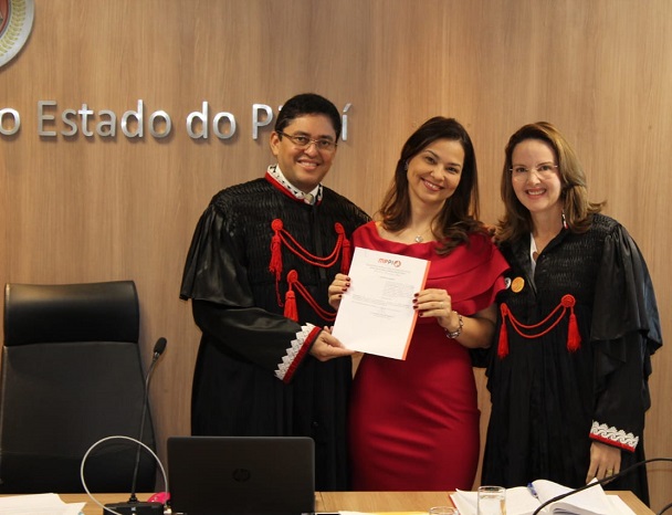 Pessoas reunidas posando para foto