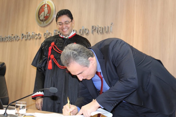 Homem assinando documento
