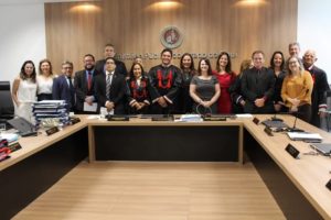 Pessoas reunidas posando para foto