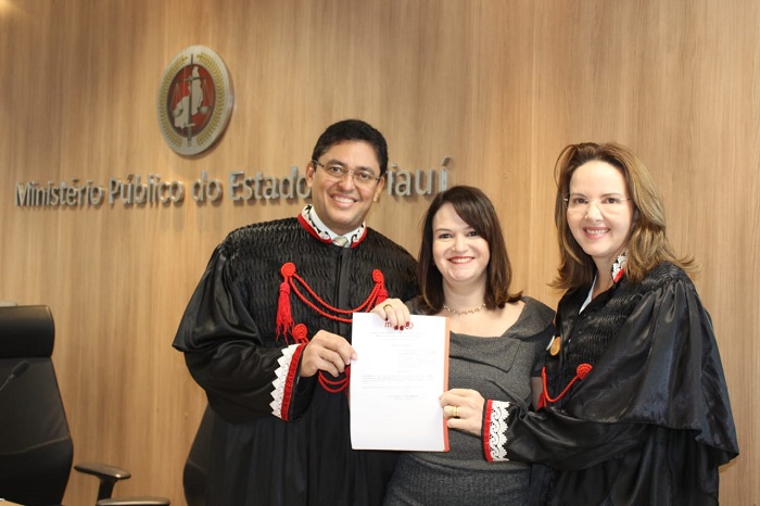 Pessoa assinando documento