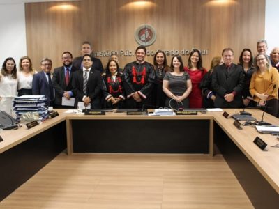 Pessoas reunidas posando para foto