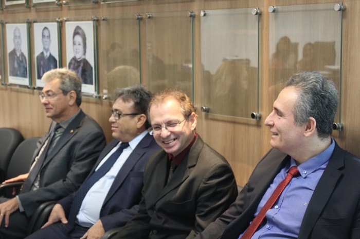 Homens sorrindo