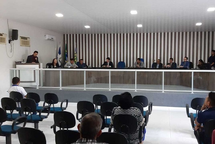 pessoas sentadas