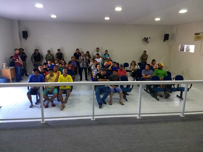pessoas sentadas