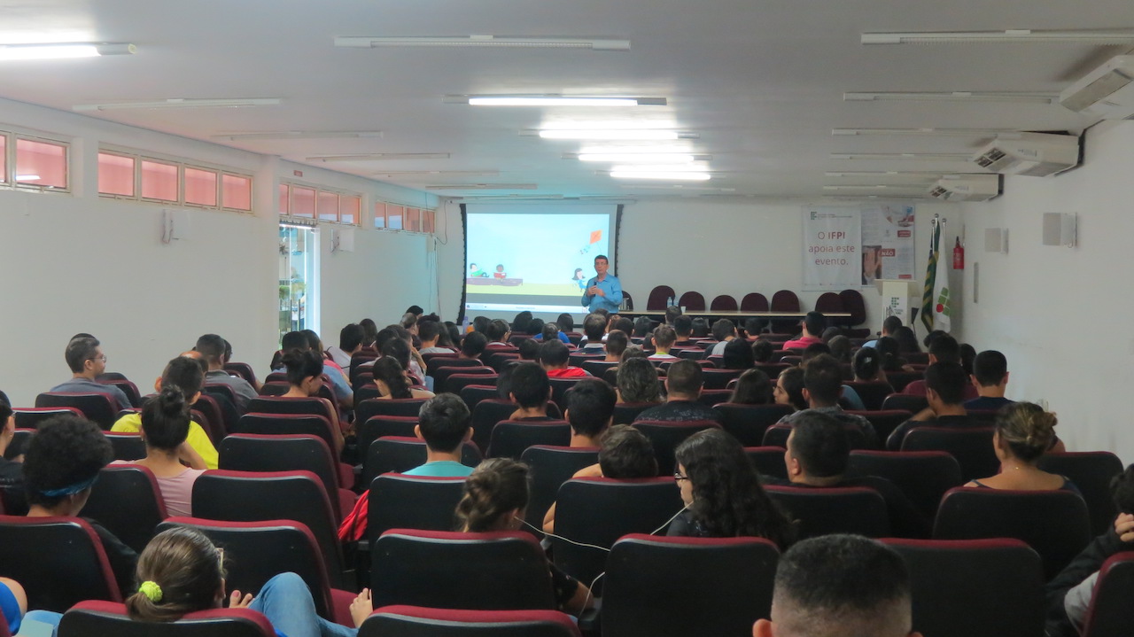 Alunos observam o promotor de Justiça Francisco Túlio palestrando.