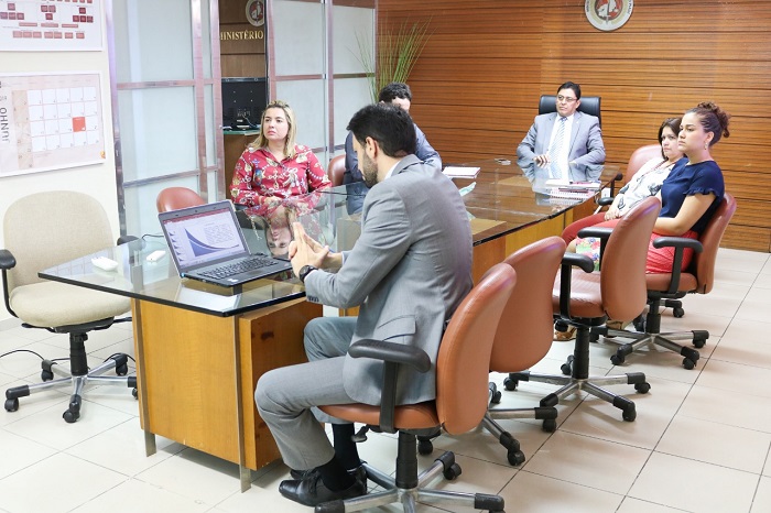 Pessoas reunidas em volta de uma mesa