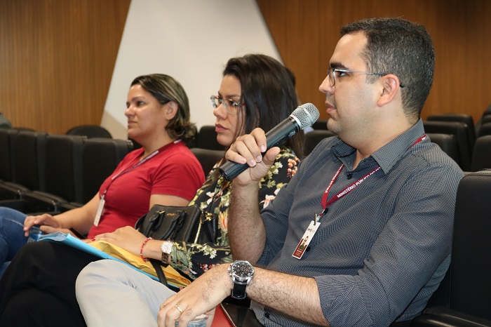 pessoa falando sentada