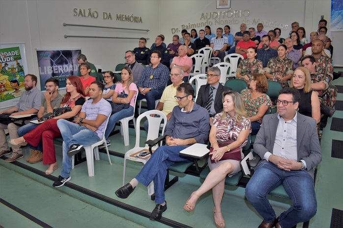 Pessoas sentadas em auditório 