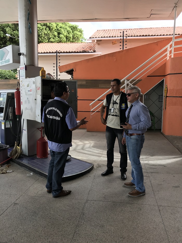 pessoas em pé