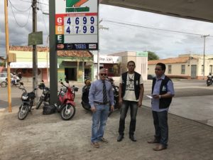 pessoas em pé
