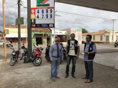 pessoas em pé