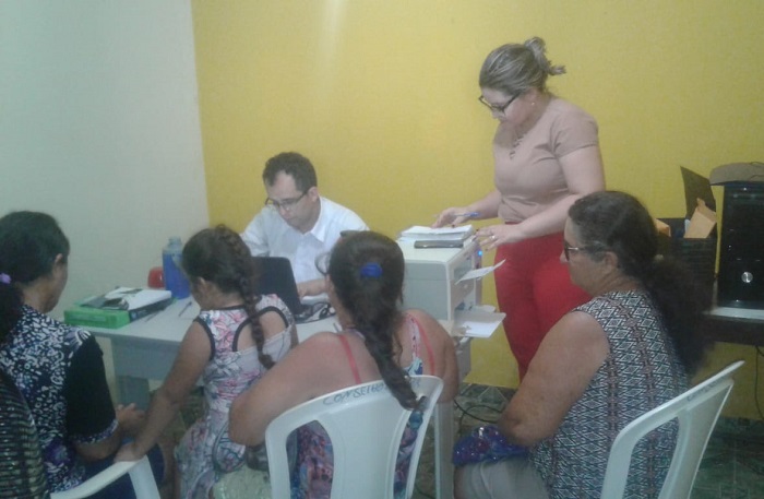 Pessoas sentadas em torno de uma mesa 