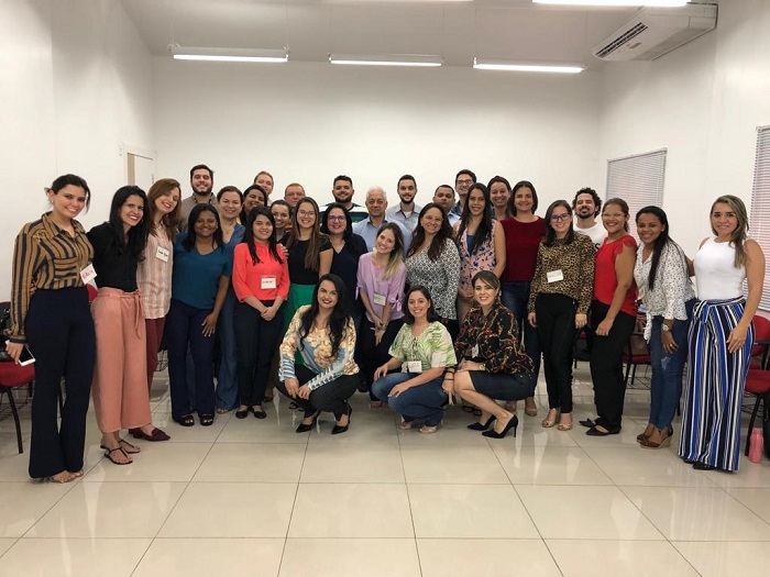 Pessoas de pé sorrindo