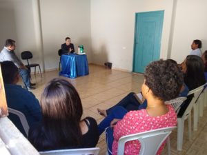 Pessoas sentadas em forma de círculo conversando