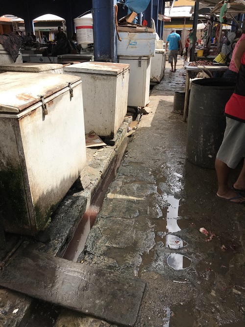 Foto da estrutura precária do mercado 