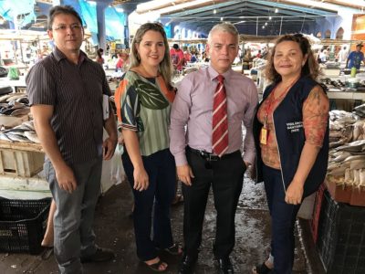 Pessoas de pé