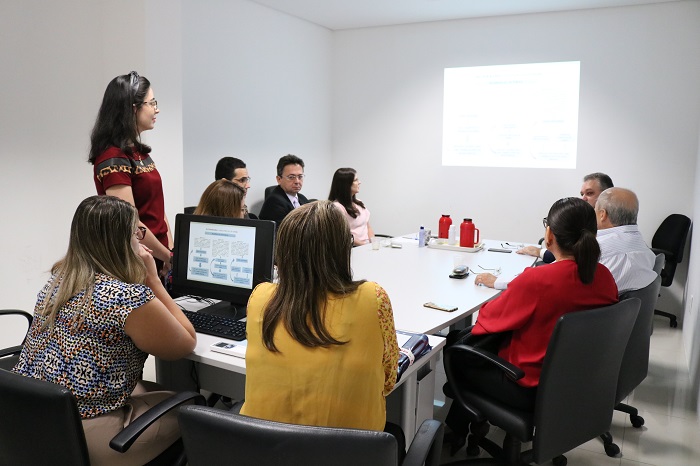Pessoas sentadas em volta de uma mesa conversando 