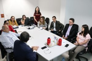 Pessoas sentadas em volta de uma mesa