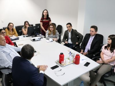 Pessoas sentadas em volta de uma mesa