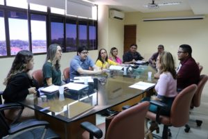Pessoas sentadas em volta de uma mesa