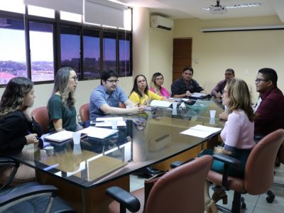 Pessoas sentadas em volta de uma mesa
