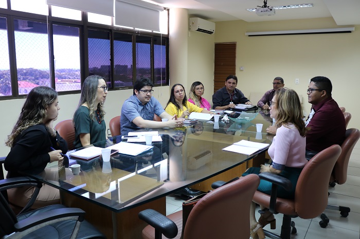 Pessoas sentadas em volta de uma mesa