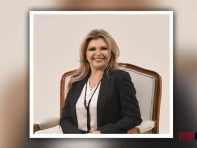 Pessoa sentadas sorrindo