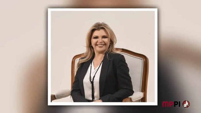 Pessoa sentadas sorrindo