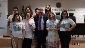 Pessoas de pé sorrindo