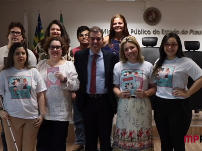 Pessoas de pé sorrindo
