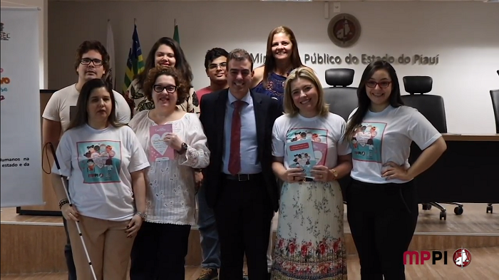 Pessoas de pé sorrindo