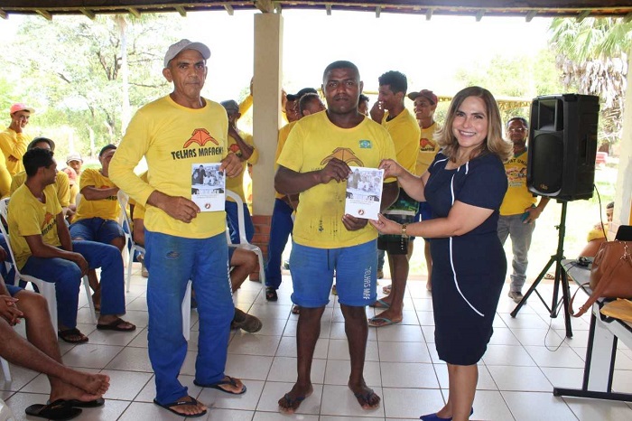 Pessoas de pé sorrindo 