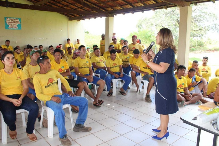 pessoa em pé falando ao público