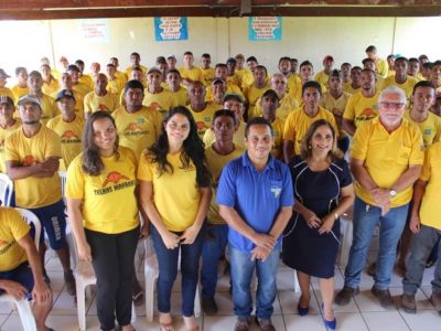 pessoas em pé