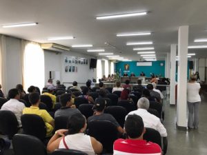 Pessoas sentadas em auditório