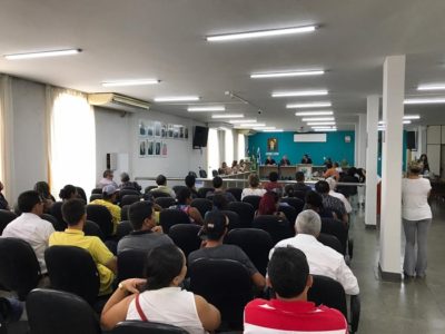 Pessoas sentadas em auditório