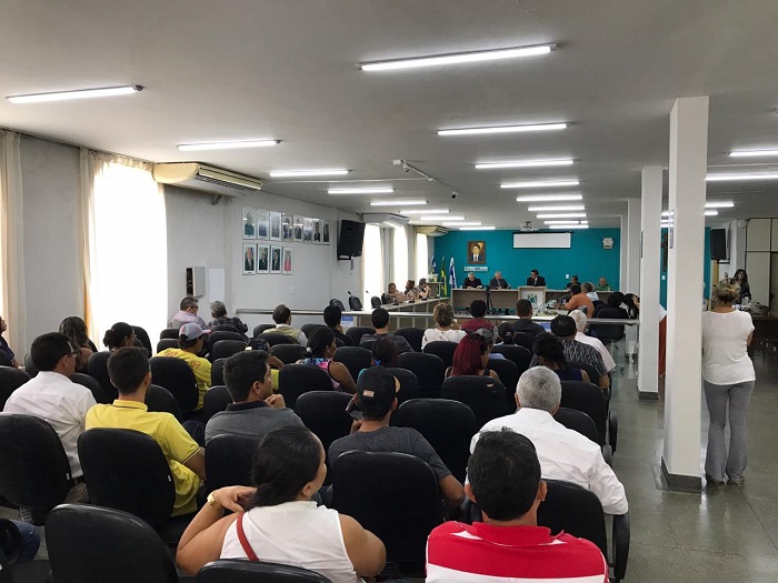 Pessoas sentadas em auditório