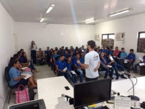 Pessoas sentadas em auditório