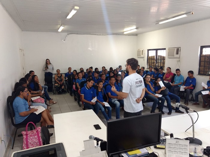 Pessoas sentadas em auditório
