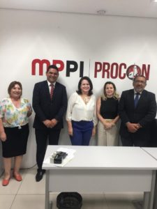 Pessoas reunidas posando para foto