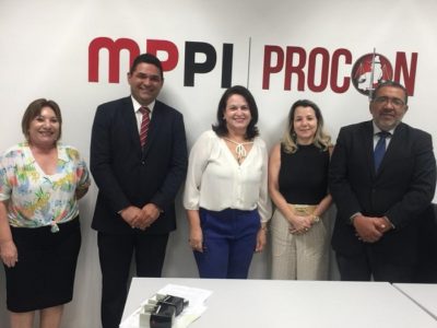 Pessoas reunidas posando para foto