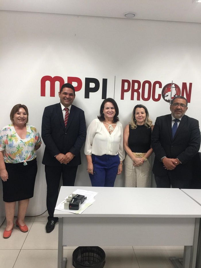 Pessoas reunidas posando para foto